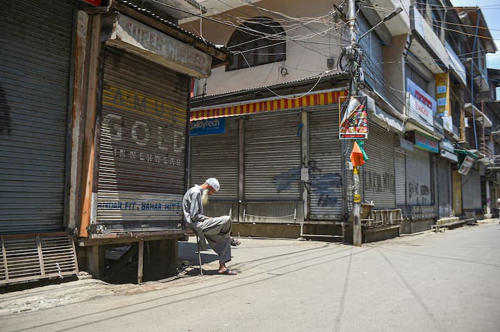 श्रीनगर के पुराने शहर के कुछ इलाकों में भी दुकानें बंद रहीं, लेकिन सार्वजनिक परिवहन सामान्य रहा.उन्होंने बताया कि कानून-व्यवस्था की किसी भी प्रकार की समस्या से बचने के लिए शहर में बड़ी संख्या में सुरक्षा बलों को तैनात किया गया है.