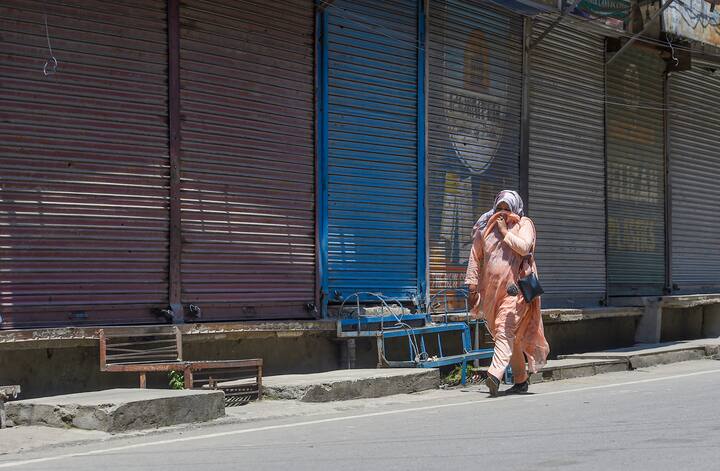 टेरर फंडिंग के मामले में दोषी ठहराए गए अलगाववादी नेता यासीन मलिक की सजा पर अदालत का फैसला आने से पहले श्रीनगर के कुछ हिस्से बुधवार को बंद रहे. अधिकारियों ने बताया कि लाल चौक की कुछ दुकानों सहित मैसूमा और आसपास के इलाकों में ज्यादातर दुकानें और व्यापारिक प्रतिष्ठान बंद रहे.