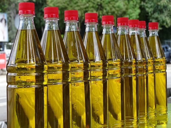 Mustard Oil: खाने का तेल हो गया सस्ता, सरसों तेल खरीदने से पहले चेक कर लें 1 लीटर का भाव