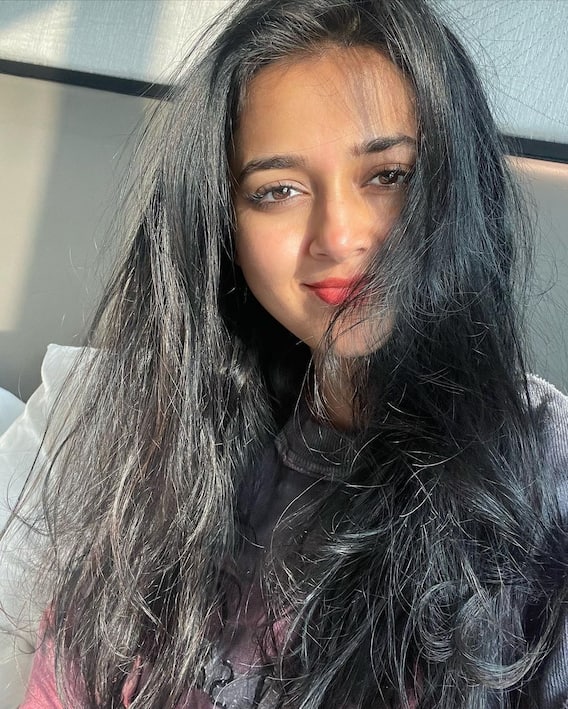 Tejasswi Prakash Photos: तेजस्वी प्रकाश ने अपनी स्माइल से जीता फैंस का दिल, करण कुंद्रा ने इस तरह किया रिएक्ट