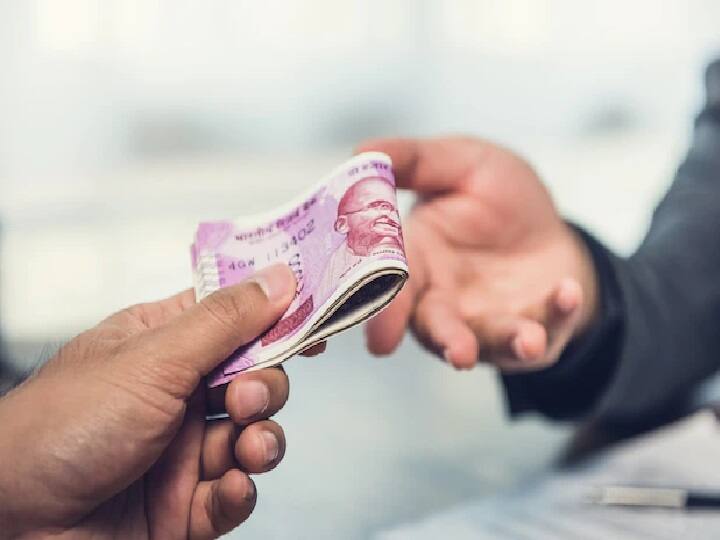 लोन लेते वक्त लोन की अवधि को भी ध्यान रखना बहुत जरूरी है. कई बार दो से तीन साल के बाद आपके ऊपर बड़ी वित्तीय जिम्मेदारी जैसे बच्चों की पढ़ाई शादी आदि पड़ सकती है. ऐसे में लोन की अवधि और इसके EMI की राशि पर विशेष ध्यान रखें. अगर आप लंबी अवधि के लिए लोन लेते हैं तो आपको कम EMI देना होगा. वहीं कम अवधि पर ज्यादा EMI और कम ब्याज देना होगा.