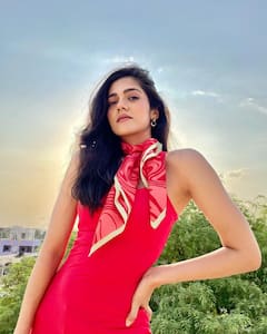 Simran Choudhary Photos: గుచ్చే గులాబిలా ఉన్న హైదరాబాదీ సొగసరి సిమ్రన్ చౌదరి