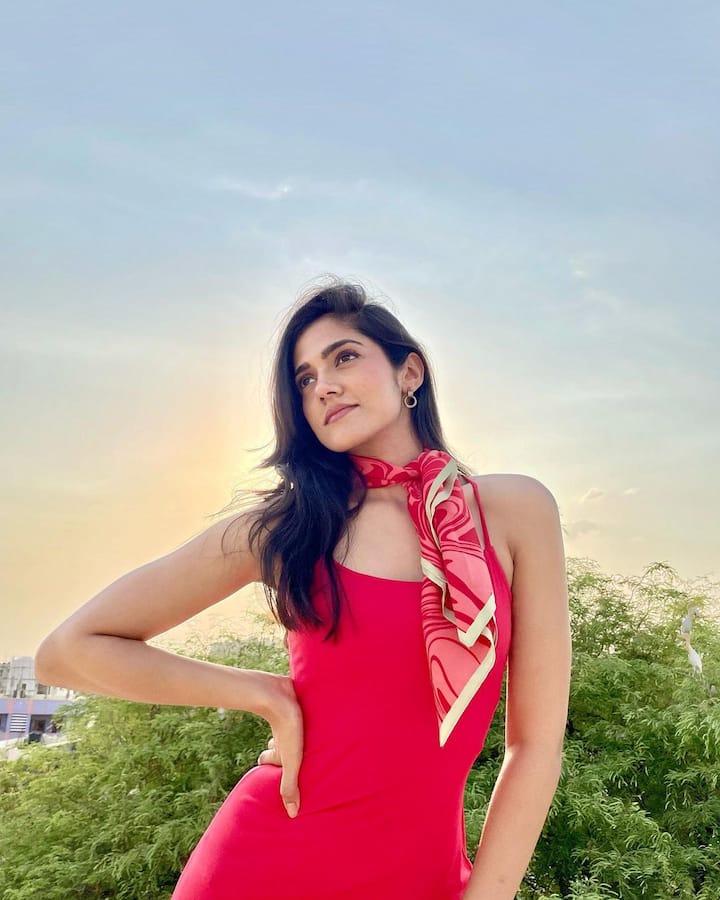 సెహరి' సినిమాతో ఈ ఏడాది సందడి చేసిన సిమ్రాన్ చౌదరి. లేటెస్టుగా ఇన్‌స్టాగ్రామ్‌లో పోస్ట్ చేసిన ఫొటోలు ఇవి.