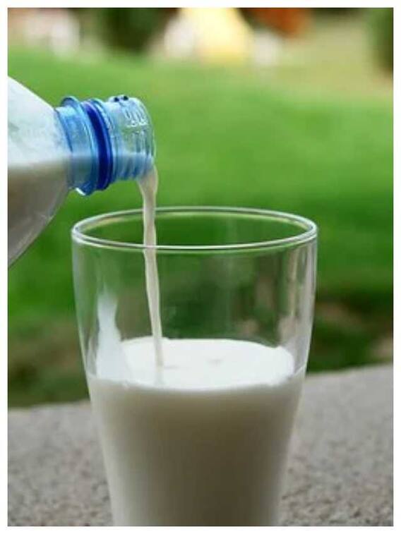 स्किन की रंगत निखारता है कच्चा दूध, जानें अन्य 9 फायदे