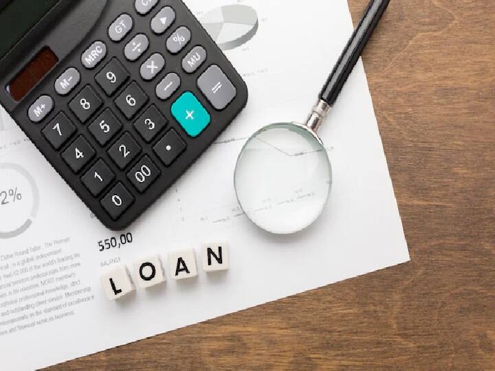 Personal Loan: बदलते समय के साथ बैंकिंग सेवाओं का लाभ उठाना अब बहुत आसान हो चुका है. आजकल लोन प्राप्त करना चुटकियों का काम हो गया है.ग्राहक अपनी जरूरतों के अनुसार बैंक और फाइनेंशियल कंपनी से लोन प्राप्त कर सकते हैं. लेकिन, लोन लेने से पहले आप कुछ जरूरी बातों का खास ध्यान रखें. लोन लेने से पहले खुद से कुछ जरूरी सवाल पूछे इससे आप बाद में कर्ज के जाल में फंसेंगे.