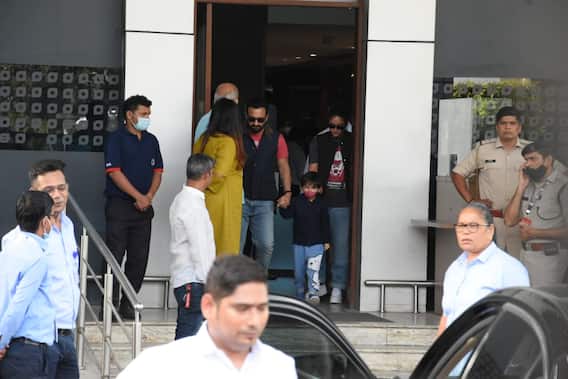 Airport Photos: करीना कपूर-सैफ अली खान दोनों बच्चों के साथ एयरपोर्ट पर हुए स्पॉट, करण जौहर के बर्थडे बैश में होंगे शामिल
