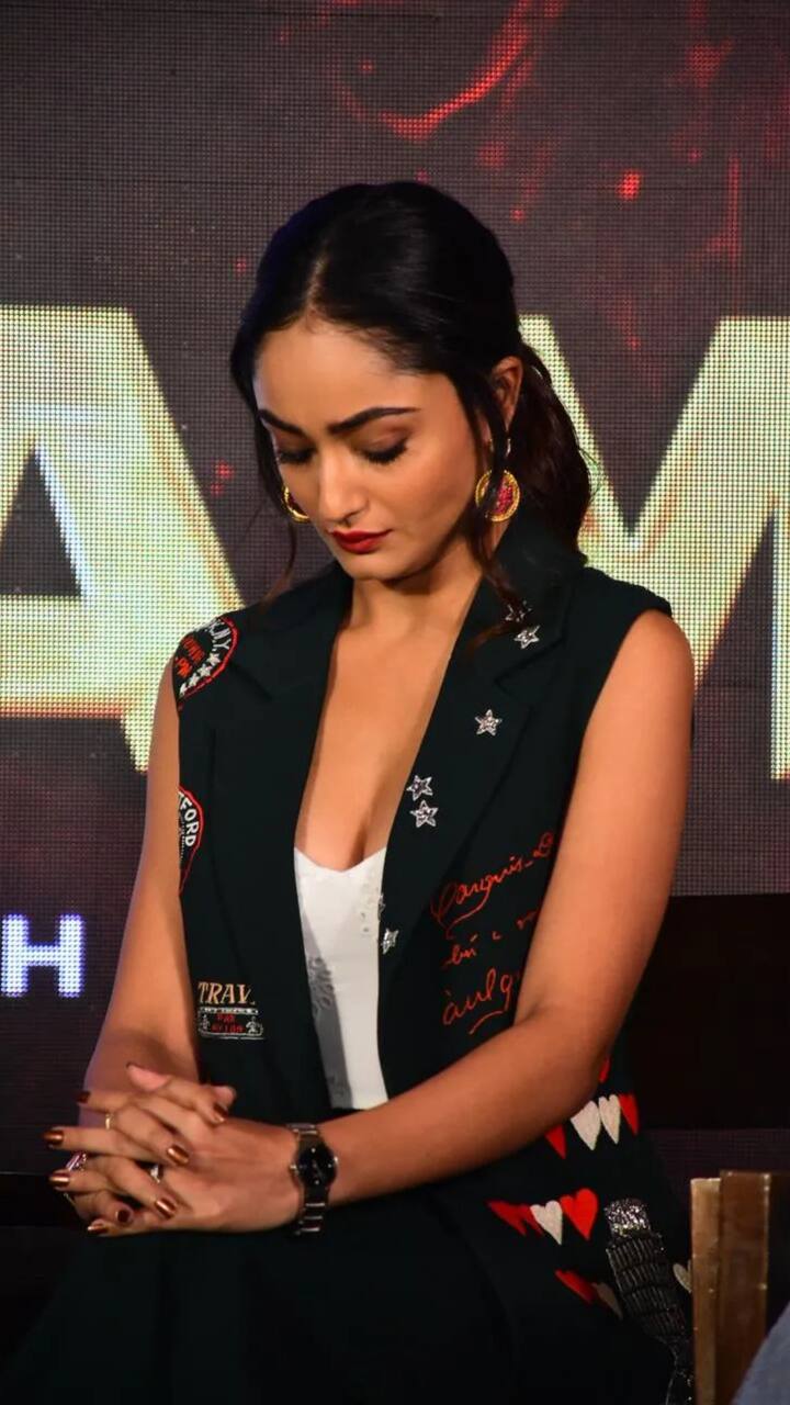 ਲਾਲ ਲਿਪਸਟਿਕ 'ਤੇ ਸਧਾਰਨ ਮੇਕਅਪ ਦੇ ਨਾਲ ਵੀ ਤ੍ਰਿਧਾ ਕੈਮਰੇ ਦੇ ਸਾਹਮਣੇ ਸ਼ਾਨਦਾਰ ਅੰਦਾਜ਼ 'ਚ ਪੋਜ਼ ਦਿੰਦੀ ਨਜ਼ਰ ਆਈ।