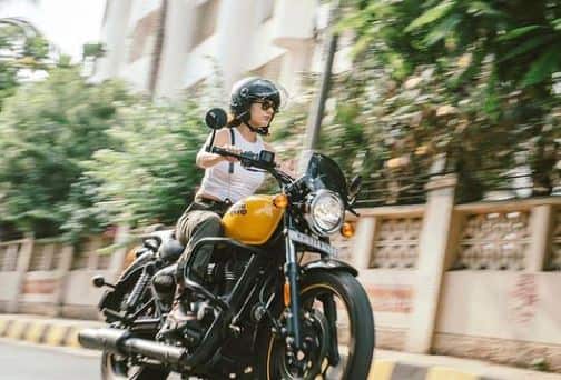 Fatima Sana Shaikh:  फिल्म के लिए फातिमा सना शेख ने सीखा बाइक चलाना, बताया- कैसे रोड़ पर रेस लगाने लगे थे लोग...