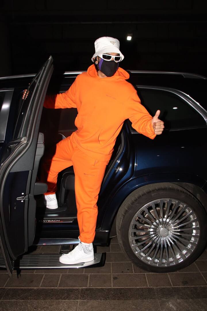 ब्राइट ऑरेंज आउटफिट में नजर आ रहे इस एक्टर को पहचान पाना इतना भी मुश्किल नहीं. क्योंकि इनके स्टाइल और लुक्स को टक्कर दे पाना किसी के भी बस की बात नहीं.