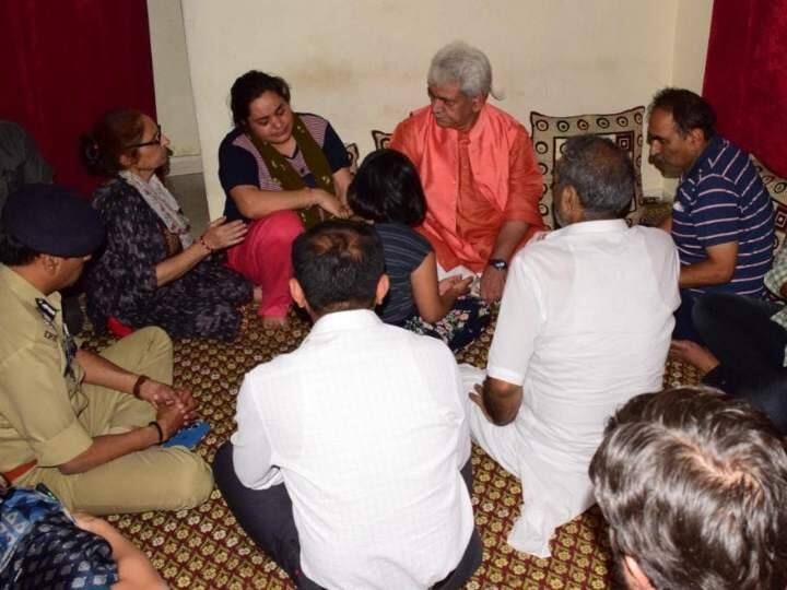 J&K News: उपराज्यपाल मनोज सिन्हा ने राहुल भट के परिवार से की मुलाकात, बडगाम में आतंकवादियों ने कर दी थी हत्या jammu-kashmir lg manoj sinha meet rahul bhat family and express condolence J&K News: उपराज्यपाल मनोज सिन्हा ने राहुल भट के परिवार से की मुलाकात, बडगाम में आतंकवादियों ने कर दी थी हत्या