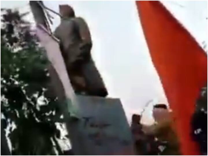 Viral Video: सतना में नेहरू की प्रतिमा पर युवकों ने बरसाए डंडे और पत्थर, कमलनाथ ने की कार्रवाई की मांग MP News indecency with Statue of Jawaharlal nehru in Satna Madhya Pradesh ANN Viral Video: सतना में नेहरू की प्रतिमा पर युवकों ने बरसाए डंडे और पत्थर, कमलनाथ ने की कार्रवाई की मांग