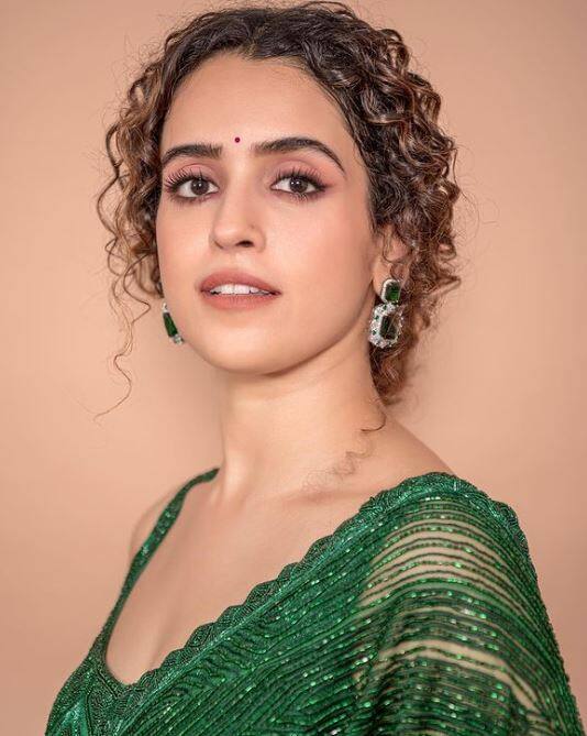 ਸਾਨਿਆ ਮਲਹੋਤਰਾ ਦੀ ਖੂਬਸੂਰਤੀ ਕਰ ਦੇਵੇਗੀ ਤਾਰੀਫ ਨੂੰ ਮਜਬੂਰ