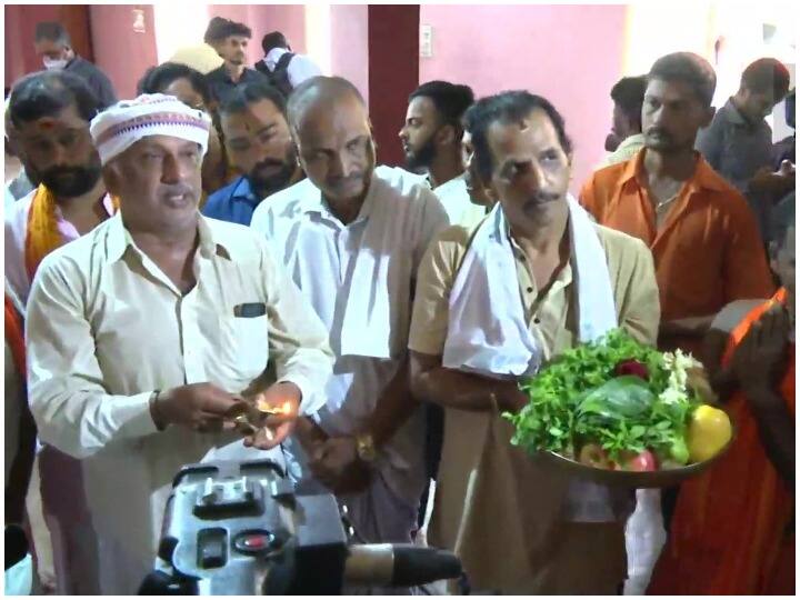 VHP and Bajrang Dal perform worship near old mosque of Mangalore Karnataka Hindu temple-like architectural design police force deployed Mosque Row: मेंगलुरु में भारी बवाल, मस्जिद के बाहर VHP कार्यकर्ताओं ने किया पूजा-पाठ, पुलिस ने हिरासत में लिया, धारा 144 लागू