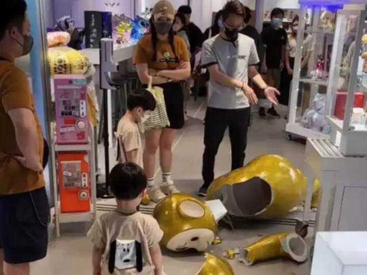 father pays 3 and half lakhs after his son accidentally broke toy செலவு வைத்த சேட்டை! குழந்தை உடைத்த பொம்மை விலை ரூ.3.5 லட்சம்.... கறார் காட்டிய கடை!