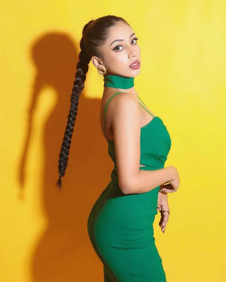 उर्फी जावेदची अतरंगी स्टाईल आणि वेशभूषा याबद्दल तुम्ही सर्वजण अवगत असाल, आज आम्ही तुम्हाला उर्फीचे अतरंगी कपडे डिझाइन करणाऱ्या डिझायनरची ओळख करून देत आहोत.(photo:shwetasrii/ig)