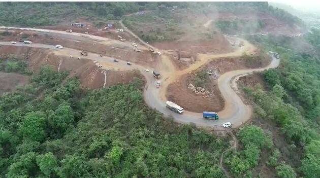 त्यातच आता काही ठिकाणी रस्ता खचू लागल्याने हा मार्ग धोकादायक बनला आहे. त्यामुळे परशुराम घाटाचे पावसाळ्यापूर्वी काम जलद गतीने पूर्ण होण्यासाठी प्रयत्न सुरु आहेत. 