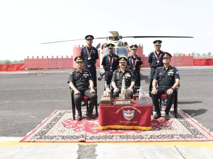 थलसेना के मुताबिक, एविएशन कोर के इतिहास में ये स्वर्णिम अक्षरों से लिखा जाने वाला दिन है क्योंकि पहली बार कोई महिला ऑफिसर कॉम्बेट-एविएटर के तौर पर चुनी गई हैं. बुधवार को नासिक (महाराष्ट्र) स्थित कॉम्बेट आर्मी एविएशन ट्रेनिंग स्कूल के दीक्षांत समारोह में कैप्टन अभिलाषा बराक सहित कुल 36 आर्मी पायलट्स को 'विंग्स' प्रदान किए गए. एविएशन कोर के महानिदेशक, लेफ्टिनेंट जनरल अजय कुमार सूरी ने कैप्टन अभिलाषा सहित सभी पायलट्स को विंग्स प्रदान किए. इन विंग्स के प्रदान करने के बाद से ये सभी पायलट्स सेना के रुद्र और लाइट कॉम्बेट हेलीकॉप्टर यानि एलसीएच उड़ाने के लिए तैयार हो गए हैं.