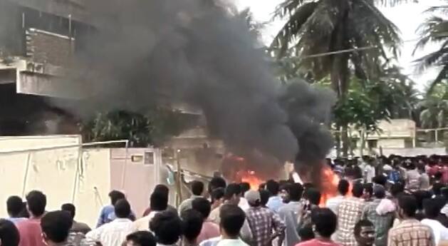 Andhra Minister’s house set ablaze as violence erupts in Amalapuram over renaming Konaseema district Andhra Pradesh : कोनासीमा जिल्ह्याच्या नामांतरावरुन तणाव; आंदोलकांनी मंत्र्याचं घर जाळलं, दगडफेकीत पोलीस जखमी