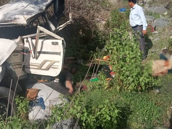 Tehri Garhwal Accident: टिहरी में 50 फीट गहरी खाई में गिरी यात्रियों से भरी बोलेरो, छह लोगों की दर्दनाक मौत