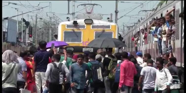 Nadia, Train Blockade at Ranaghat by commuters, demanding a local train from ranaghat station Nadia News: 'পরিচ্ছন্ন ট্রেন চাই', লোকালের দাবিতে অবরোধ রানাঘাট স্টেশনে