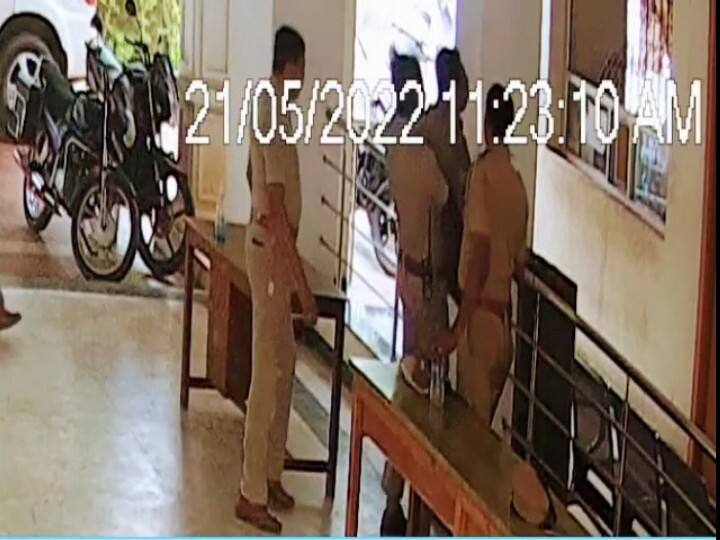 Watch video : தொண்டையில் சிக்கிய உணவு.. துரிதமாக செயல்பட்டு உயிரைக் காப்பாற்றிய எஸ்.ஐ. - வைரல் வீடியோ!!