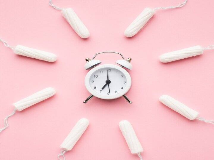 टैम्पोन: टैम्पोन एक अंगुली के आकार का होता है, जो मेंस्ट्रुअल हाइजीन प्रोडक्ट है. यह महिला के सर्विक्स के अंदर जाता है. सुपर.एब्जॉर्बेंट टैम्पोन आकार में छोआ होता है और पीरियड्स के दौरान सारे ब्लड को सोख लेता है, जिसके कारण ब्लड को वापस निकलने नहीं देता.