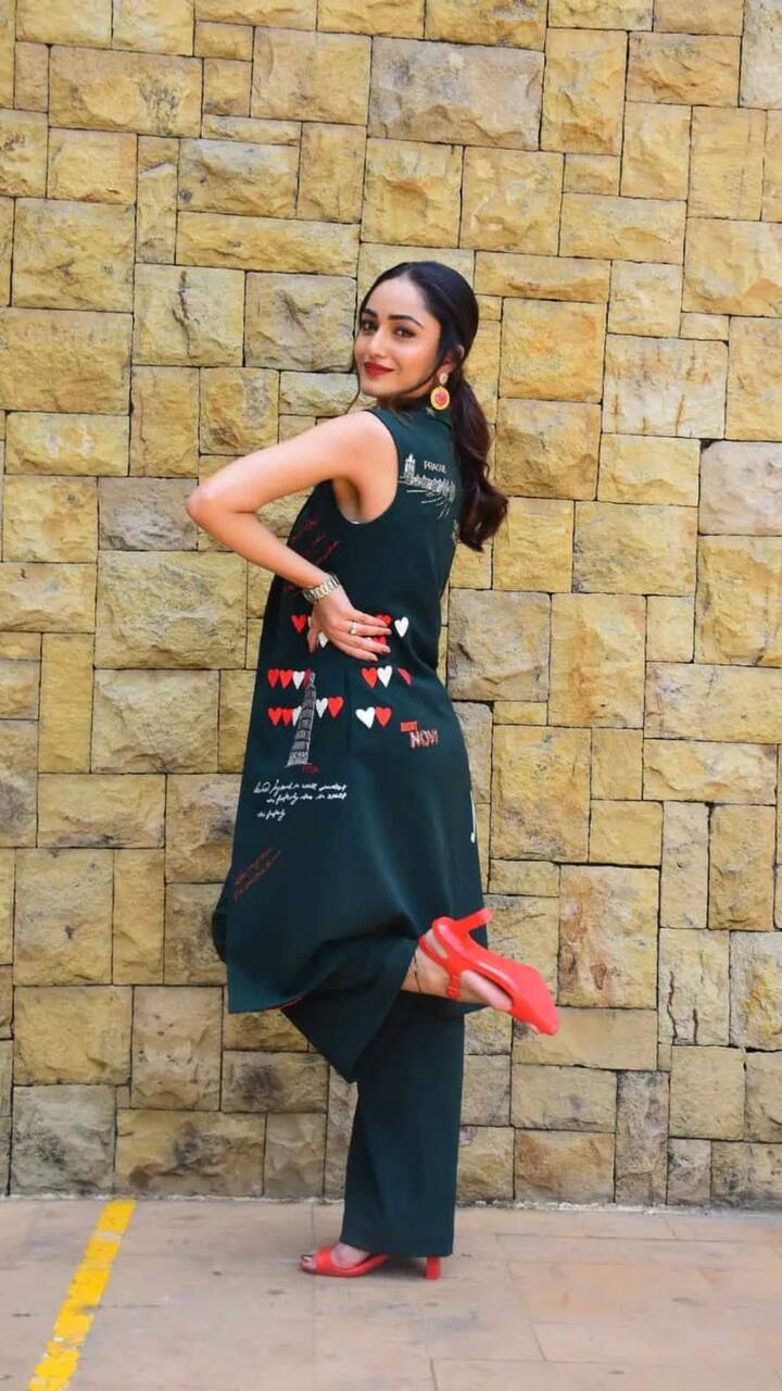 ਤ੍ਰਿਧਾ ਚੌਧਰੀ ਦੀਆਂ ਇਹ ਅਦਾਵਾਂ ਕਿਸੇ ਨੂੰ ਵੀ ਆਪਣਾ ਦੀਵਾਨਾ ਬਣਾਉਣ ਲਈ ਕਾਫੀ ਹਨ।