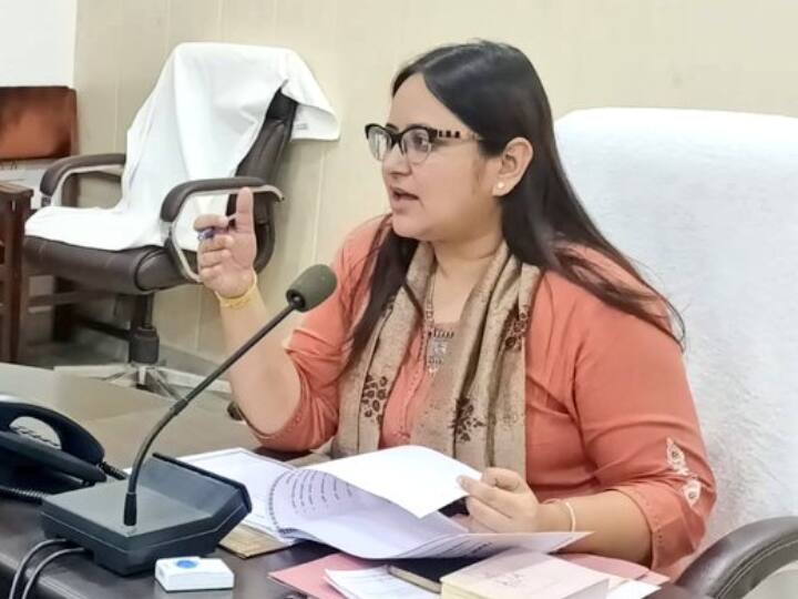 Watch: जिलाधिकारी पर बुजुर्ग दंपत्ति से दुर्व्यवहार का आरोप, Video वायरल होने पर DM ने दी ये सफाई Kanpur DM accused of misbehaving with elderly couple now this clarification was given after the video went viral ann Watch: जिलाधिकारी पर बुजुर्ग दंपत्ति से दुर्व्यवहार का आरोप, Video वायरल होने पर DM ने दी ये सफाई