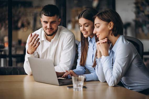 Laziness in Office : ऑफिस में रहना है एनर्जेटिक? इन उपायों से आलस को करें दूर
