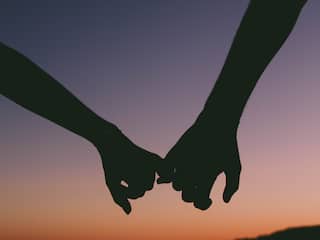 Surat : યુવકે રેલવે સ્ટેશન પર જ પહેલા યુવતી સાથે માણ્યું શરીરસુખ ને પછી ગુપ્ત ભાગ પર કોઈ પદાર્થના મારી દીધા ઘા, પછી.....