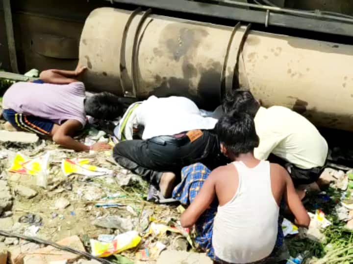 Bihar News: Loot of Diesel in Gopalganj People took the oil by filling it in the bottle ann Bihar News: गोपालगंज में डीजल लूटने के लिए मची होड़, बच्चे से बड़े तक बोतल लेकर पहुंचे, भर-भरकर ले गए तेल