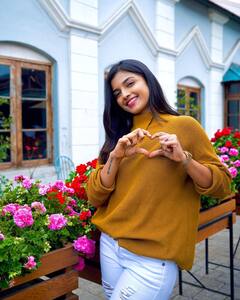 Actress Ashna Zaveri: ஆஸ்னா ஜவேரியின் அசத்தலான புகைப்படங்கள்