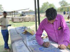 Ayodhya News: राम लला के भव्य मंदिर का निर्माण कार्य जोर शोर से जारी, रात दिन पत्थरों को तराशने में जुटे कारीगर