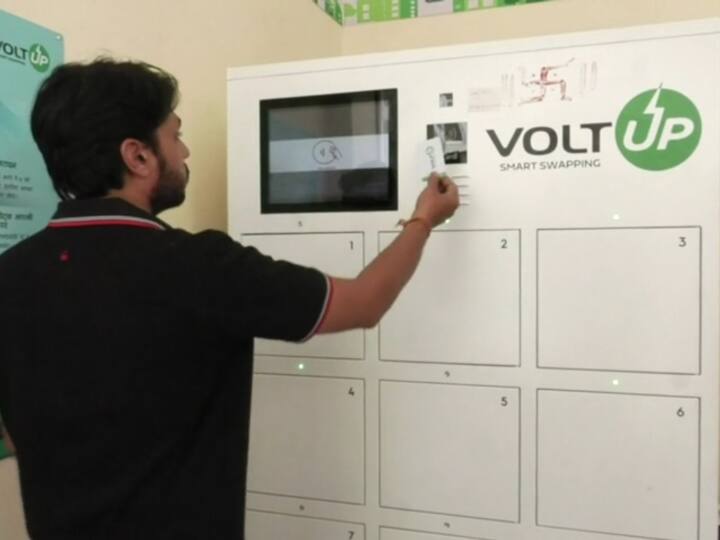 Indore Battery swapping center started cell can be changed at station through smart card ANN Indore News: इंदौर में बैटरी स्वैपिंग सेंटर की शुरुआत, कभी भी डिस्चार्ज बैटरी चेंज कर ले सकते हैं फुल चार्ज बैटरी