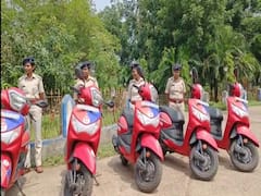 Jharkhand: पाकुड़ में शक्ति स्कॉट का किया गया गठन, महिला पुलिस कर्मियों को मिली स्‍कूटी