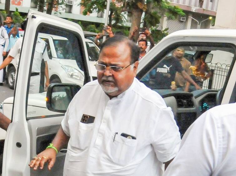 CBI has summoned Partha Chatterjee for the second time today in the SSC corruption case Partha Chatterjee: ফের পার্থ চট্টোপাধ্যায়কে তলব সিবিআইয়ের, আজই নিজাম প্যালেসের হাজিরার নির্দেশ