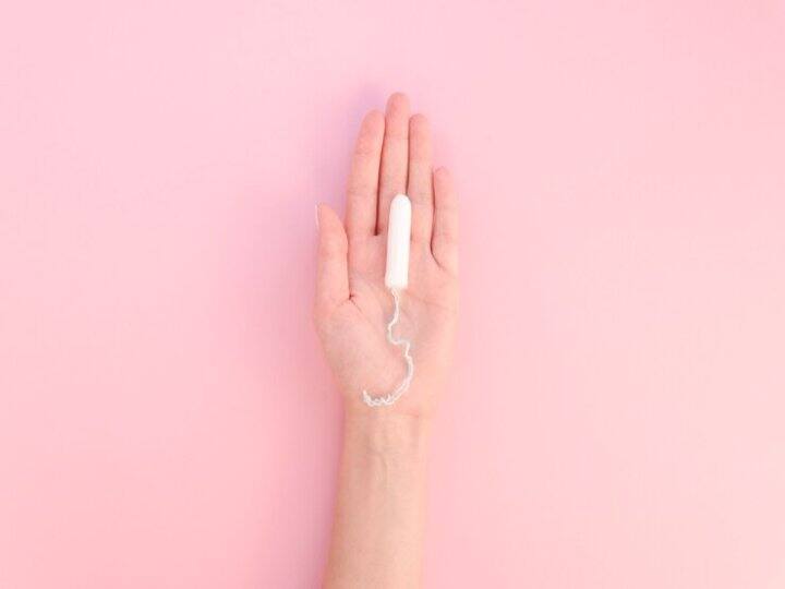 टैम्पोन एक्टिव लाइफस्टाइल वाली लड़कियों के लिए एक बेहतर ऑप्शन है. दरअसल यह ब्लड को अंदर ही सोख लेता है जिसके कारण यह बाहर नहीं निकल पाता साथ ही यह बैक्टीरिया के संक्रमण को दूर रखता है.