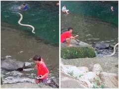 Watch: शख्स के पीछे पड़ा नदी से अचानक निकला सांप, रोंगटे खड़े कर देगा वीडियो