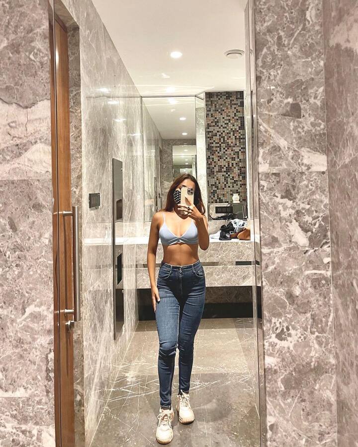 अगर ये कहा जाए कि वो उर्फी जो अपने बोल्ड और अजीबो-गरीब कपड़ों की वजह से फेमस हुई हैं, उनकी पॉपुलैरिटी में इनका भी बहुत बड़ा हाथ है.