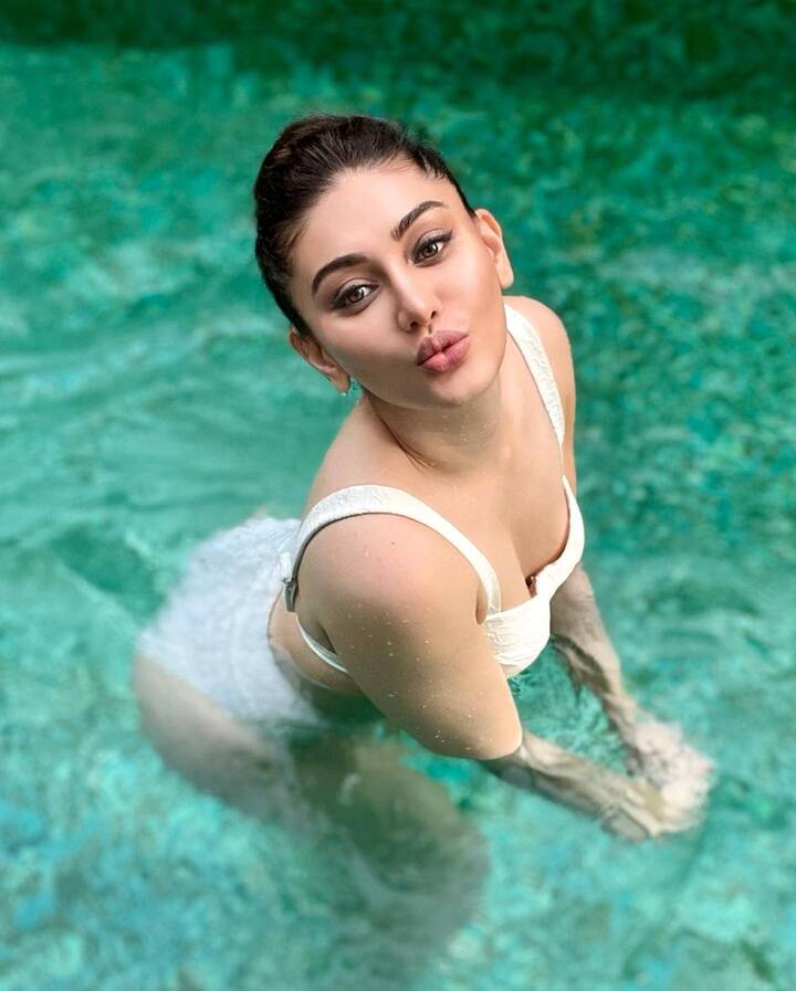 शेफाली ने इंस्टाग्राम पर अपनी कुछ लेटेस्ट तस्वीरें शेयर की हैं, जिनमें एक्ट्रेस का ग्लैमरस अवतार देखने को मिल रहा है.