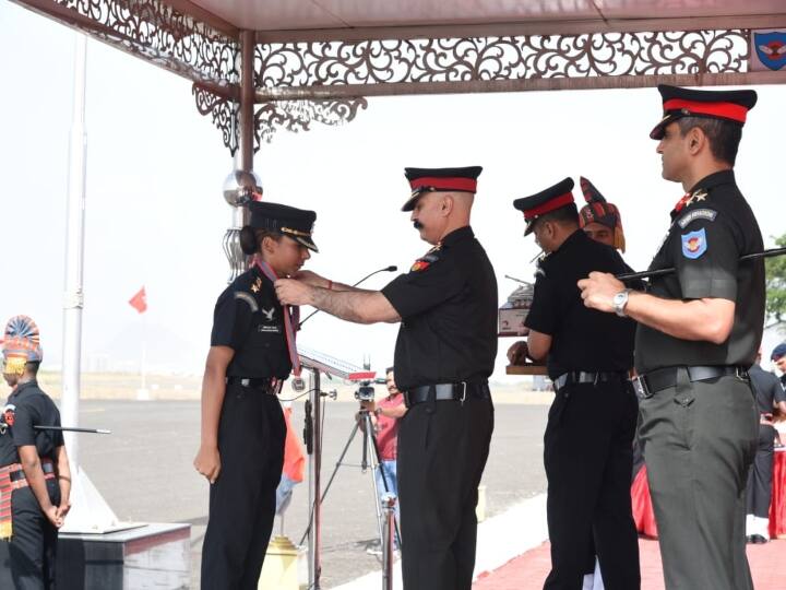 बुधवार को कैप्टन अभिलाषा सहित सभी 36 कॉम्बेट एविएटर्स इन्ही रुद्र हेलीकॉप्टर और एलसीएच उड़ाएंगे. सेना की सबसे नई कोर में से एक एविएशन कोर का आदर्श वाक्य है, स्विफ्टि एंड श्योर. सेना के एक अधिकारी ने बताया कि आने वाले दिनों में एविएशन कोर की टेक्टिकल इम्पोर्टेंस बढ़ने जारी है और एक फोर्स-मल्टीप्लायर के तौर पर आर्मी की मदद करेगी.  कैप्टन अभिलाषा मूलत: हरियाणा के पंचकुला की रहने वाली हैं और उनके पिता भी सेना में बतौर कर्नल के तौर पर अपनी सेवाएं दे चुके हैं. कैप्टन अभिलाषा वर्ष 2018 में सेना की एयर डिफेंस कोर में शामिल हुई थीं और कई प्रोफेशनल मिलिट्री कोर्स कर चुकी है. कॉम्बेट एविएटर बनने के लिए उन्होनें अपने बाकी पायलट साथियों की तरह ही छह महीने का कोर्स किया है.