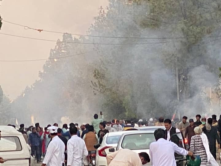 Pakistan: Clashes Erupt During Imran Khan's 'Azadi March' To Islamabad, Several PTI Leaders Arrested Pakistan: Clashes Erupt During Imran Khan's 'Azadi March', Several PTI Leaders Arrested