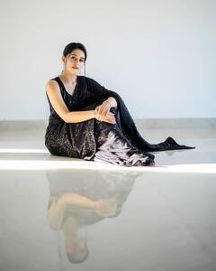 Mirnalini ravi Pics: கருப்புச் சேலையில் கண்ணை கவரும் மிர்ணாளினி ரவியின் புகைப்படங்கள்