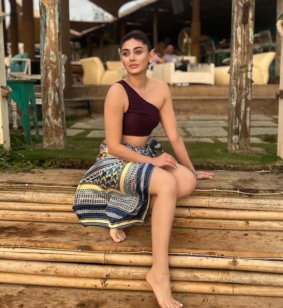 Shefali Jariwala Photos: बिकिनी पहन स्विमिंग पूल में कातिलाना पोज़ देतीं शेफाली जारीवाला ने एक बार फिर बढ़ाया इंटरनेट का पारा