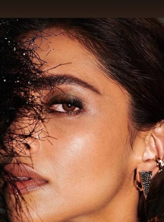 Deepika Padukon Cannes Look: कान्स से सामने आया दीपिका पादुकोण का नया लुक, ब्लैक एंड गोल्डन ड्रेस ने खींचा ध्यान