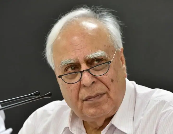 Former Union Minister Kapil Sibal Lauds Bharat Jodo Yatra Said Yatra Got Support Of Non-Congress Elements Sibbal : તો શું કોગ્રેસમાં 'ઘર વાપસી' કરવા જઈ રહ્યાં છે આ દિગ્ગજ નેતા? રાજકીય હલચલ તેજ