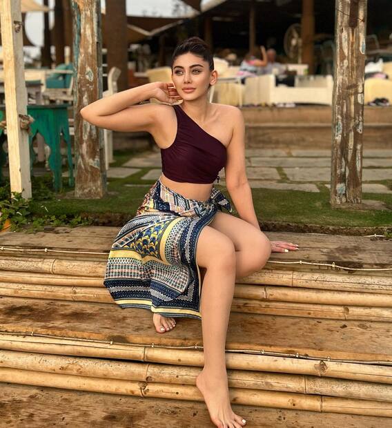 Shefali Jariwala Photos: बिकिनी पहन स्विमिंग पूल में कातिलाना पोज़ देतीं शेफाली जारीवाला ने एक बार फिर बढ़ाया इंटरनेट का पारा