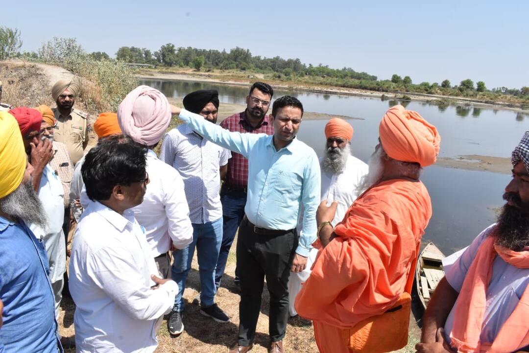 Deputy Commissioner Ghanshyam Thori present one lakh rs check to Sant Balbir Singh Seechewal for his contribution in clearing the mounds under the railway bridge over river Sutlej at Gidderpindi ਪੁਲ ਹੇਠੋਂ ਮਿੱਟੀ ਦੇ ਢੇਰਾਂ ਦੀ ਸਫਾਈ ਲਈ ਯੋਗਦਾਨ ਵਜੋਂ ਸੰਤ ਸੀਚੇਵਾਲ ਨੂੰ ਇੱਕ ਲੱਖ ਰੁਪਏ ਦਾ ਚੈਕ ਭੇਟ
