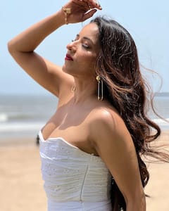 Monalisa New Photoshoot: ऑफ शोल्डर ड्रेस में बीच पर दिलकश पोज देती नजर आईं मोनालिसा, तस्वीरें हुई वायरल