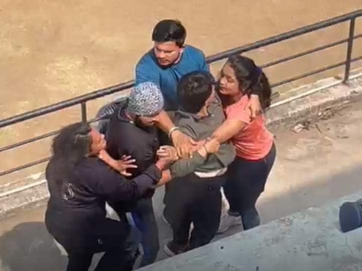 raipur two girls fighting in stadium video went viral now fir yet ANN Raipur Viral Video News: रायपुर में मारपीट करती दो लड़कियों का वीडियो वायरल, ब्वायफ्रेंड पर हुई गुत्थमगुत्थी!